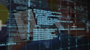 Melez iş adamının doktorla tablet görüntülü görüşmesi üzerine veri işleme animasyonu. küresel iş, finans, bağlantılar ve dijital arayüz konsepti dijital olarak oluşturulmuş video.