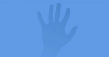 Mavi arka planda siyah elli insan kaçakçılığı metninin durdurulması. Ulusal insan kaçakçılığı farkındalık ayı kavramı dijital olarak üretilen video.