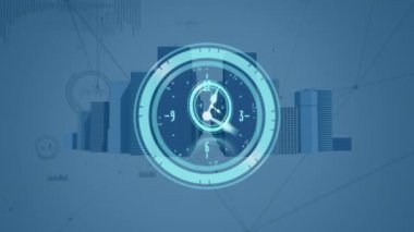 Şehir manzarası ve veri işleme üzerinde hareket eden saatin animasyonu. küresel iş, veri işleme ve dijital arayüz kavramı dijital olarak oluşturulmuş video.