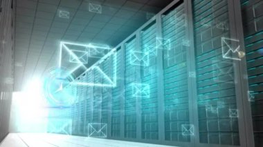 Sunucu odasında hareket eden e- posta simgelerinin canlandırması. küresel teknoloji, bilgisayarlar ve dijital arayüz konsepti dijital olarak oluşturulmuş video.