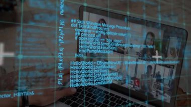 Kafkasyalı iş adamının iş arkadaşlarıyla dizüstü bilgisayara yaptığı görüntülerin animasyonu. küresel iş, finans, bağlantılar ve dijital arayüz konsepti dijital olarak oluşturulmuş video.