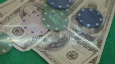 Bağlantılar ağının animasyonu ve dolar banknotları ve jetonlar üzerindeki güvenlik asma kilidi. küresel finans güvenliği ve kumar konsepti dijital olarak oluşturulmuş video.