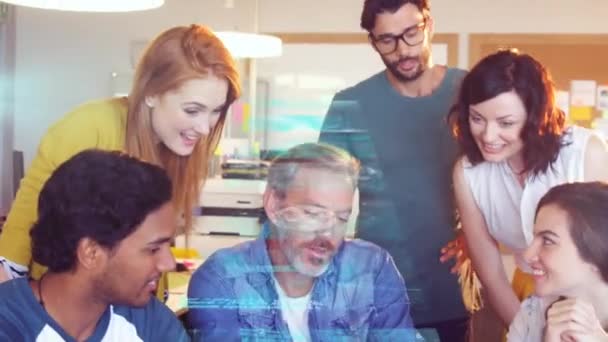 在工作中快乐多样的男性和女性同事之间的数据互动 全球商业 数字接口和技术概念数字生成的视频 — 图库视频影像