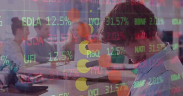 Animation Wechselnder Zahlen Auf Dem Börsenbildschirm Über Einem Kaukasischen Geschäftsmann — Stockvideo
