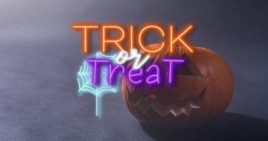 Cadılar bayramı cümlesinin dijital bileşik görüntüsü balkabağına oyulmuş. kültür, kutlama ve korku.