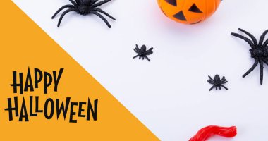 Beyaz masadaki ürkütücü örümcek süslemesi üzerine Mutlu Cadılar Bayramı metninin dijital bileşimi. kültür, kutlama ve korku.