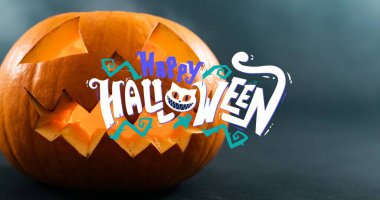 Balkabağına oyulmuş ürkütücü yüzlü mutlu Cadılar Bayramı kutlamasının yakın çekim dijital görüntüsü. kültür, kutlama ve korku.