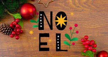 Kirazlar ve çam kozalakları üzerinde ahşap masa üzerinde noel metni manzarası. Noel kutlaması ve kültürünün dijital bileşimi.