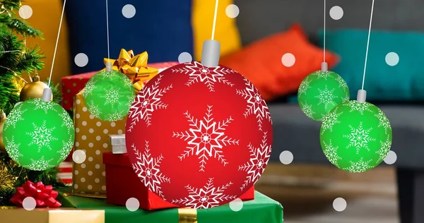 Close Van Rode Groene Kerstballen Opknoping Cadeautjes Sofa Thuis Kerstversiering — Stockfoto