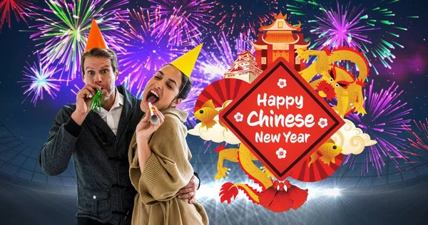 Portrét Páru Troubení Party Rohu Čínský Novoroční Text Proti Ohňostroji — Stock fotografie