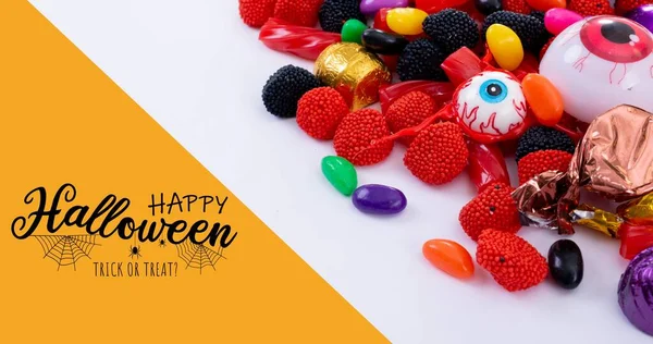 Composto Digital Texto Feliz Halloween Sobre Doces Assustadores Mesa Branca — Fotografia de Stock