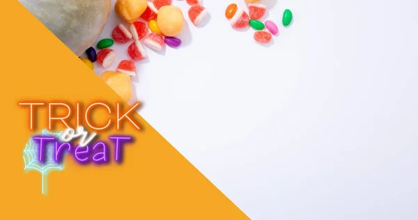 Overhead Ansicht Von Trick Oder Leckerbissen Phrase Über Süße Bonbons — Stockfoto