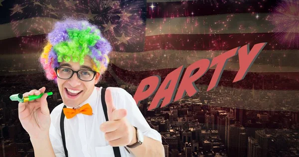 Портрет Счастливого Молодого Человека Указывающего Партийным Текстом Американский Флаг Городской — стоковое фото