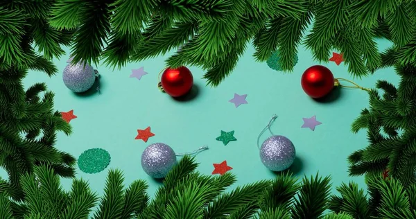 Bovenaanzicht Van Dennennaalden Rond Kerstballen Ster Vorm Confetti Blauwe Tafel — Stockfoto