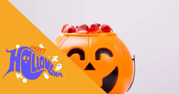 Komposit Digital Teks Halloween Bahagia Dengan Permen Labu Wajah Seram — Stok Foto