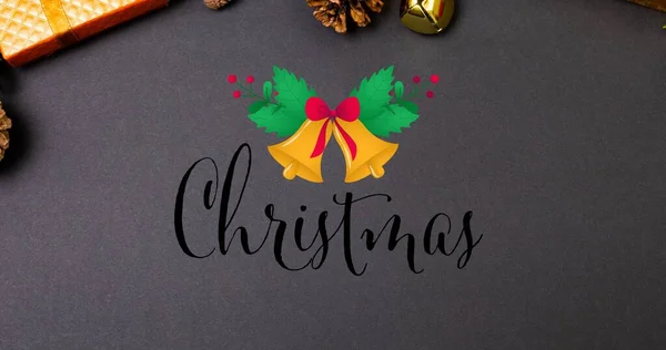 Overhead Ansicht Von Weihnachtstext Mit Glockensymbol Auf Dekorationen Über Grauem — Stockfoto