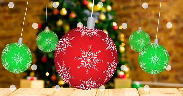 Primer Plano Bolas Rojas Verdes Colgando Contra Árbol Navidad Decorado —  Fotos de Stock