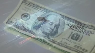 Düşen dolarlarla ilgili çeşitli veri ve güvenlik asma kilidi animasyonları. küresel finans güvenliği konsepti dijital olarak oluşturulmuş video.