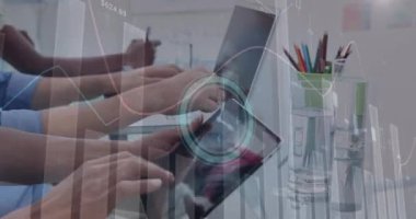 Dizüstü bilgisayarlar üzerinde çalışan çeşitli iş arkadaşlarının elleri üzerinde çeşitli veri ve saatin animasyonu. küresel iş, dijital arayüz ve teknoloji konsepti dijital olarak oluşturulmuş video.