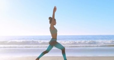 Deniz aşırı plajda yoga yapan beyaz kadın animasyonu. eğlence ve refah konsepti dijital olarak oluşturulmuş video.