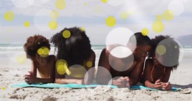 Mutlu Afro-Amerikan aile animasyonları. Plajda uzanmış ışık noktalarının üzerinde. eğlence, birliktelik ve refah konsepti dijital olarak oluşturulmuş video.