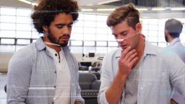 Ofiste konuşan çeşitli erkek iş arkadaşlarıyla ilgili veri animasyonu. küresel iş, dijital arayüz ve teknoloji konsepti dijital olarak oluşturulmuş video.