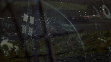 Elektrik direğiyle peyzaj üzerindeki veri işleme ve küre animasyonu. küresel bağlantılar, teknoloji, veri işleme ve dijital arayüz konsepti dijital olarak oluşturulmuş video.