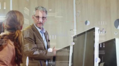 Kafkas erkek ve kadın meslektaşlarının el çırpışları üzerine veri animasyonu. küresel iş, dijital arayüz ve teknoloji konsepti dijital olarak oluşturulmuş video.