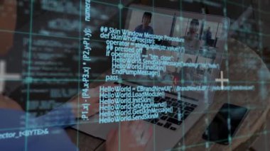 Kafkasyalı iş kadınının iş arkadaşlarıyla dizüstü bilgisayarla yaptığı görüntülerin canlandırılması. küresel iş, finans, bağlantılar ve dijital arayüz konsepti dijital olarak oluşturulmuş video.