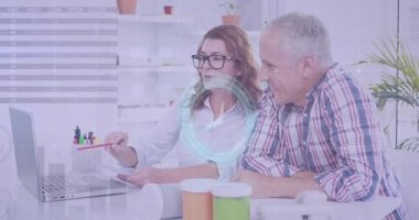 Bilgisayarda çalışan beyaz kadın ve erkek meslektaşlar üzerindeki çeşitli veri ve saatin animasyonu. küresel iş, dijital arayüz ve teknoloji konsepti dijital olarak oluşturulmuş video.