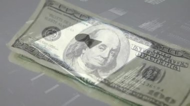 Dolar banknotları üzerinde veri işleme ve güvenlik kilidi animasyonu. küresel finans güvenliği konsepti dijital olarak oluşturulmuş video.