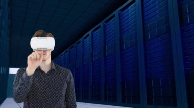 Sunucu odasında VR kulaklık takan bir adamın animasyonu. küresel teknoloji, bilgisayarlar ve dijital arayüz konsepti dijital olarak oluşturulmuş video.