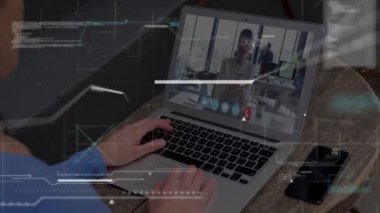 Kafkasyalı iş kadınının iş arkadaşlarıyla dizüstü bilgisayarla yaptığı görüntülerin canlandırılması. küresel iş, finans, bağlantılar ve dijital arayüz konsepti dijital olarak oluşturulmuş video.
