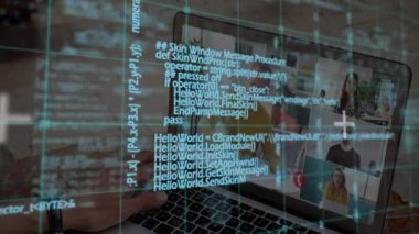 Kafkasyalı iş adamının iş arkadaşlarıyla dizüstü bilgisayara yaptığı görüntülerin animasyonu. küresel iş, finans, bağlantılar ve dijital arayüz konsepti dijital olarak oluşturulmuş video.