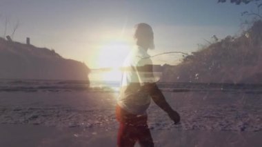 Sahilde yürüyen yaşlı Afro-Amerikan bir adamın animasyonu. eğlence ve refah konsepti dijital olarak oluşturulmuş video.