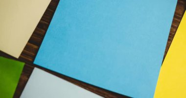 Tahta masanın üzerinde duran renkli kartların animasyonu. Ulusal çıkartma günü ve dijital olarak üretilen video konsepti.