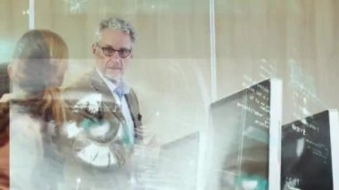 Kafkasyalı çeşitli erkek ve kadın meslektaşların el çırpması üzerine dünyanın animasyonu. küresel iş, dijital arayüz ve teknoloji konsepti dijital olarak oluşturulmuş video.