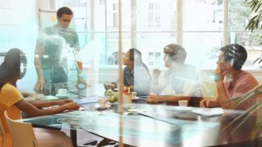 Çeşitli iş arkadaşlarına sunum yapan beyaz adamın verilerinin animasyonu. küresel iş, dijital arayüz ve teknoloji konsepti dijital olarak oluşturulmuş video.