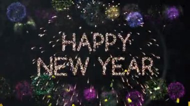 Mutlu yeni yıl metinlerinin animasyonu siyah arka planda altın havai fişekler üzerinde. Yeni yıl, kutlama, parti, gelenek ve mevsimsel olay konsepti dijital olarak oluşturulmuş video.