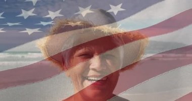 Amerikan bayrağı üzerinde kumsalda mutlu yaşlı Afrikalı Amerikalı kadın animasyonu. Amerikan vatanseverliği, eğlence, tatil ve aile hayatı konsepti dijital olarak oluşturulmuş video.