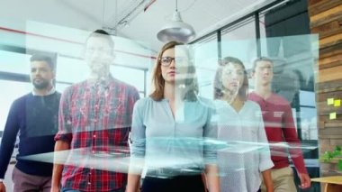 Ofiste yürüyen çeşitli erkek ve kadın iş arkadaşlarıyla ilgili verilerin animasyonu. küresel iş, dijital arayüz ve teknoloji konsepti dijital olarak oluşturulmuş video.