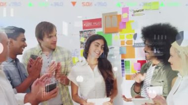 Ofisteki mutlu erkek ve kadın iş arkadaşlarının üzerinde hareket eden verilerin animasyonu. küresel iş, dijital arayüz ve teknoloji konsepti dijital olarak oluşturulmuş video.