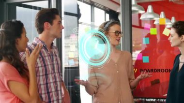 Kafkasyalı bir kadının ofisteki iş arkadaşlarıyla konuşması üzerine saat animasyonu. küresel iş, dijital arayüz ve teknoloji konsepti dijital olarak oluşturulmuş video.