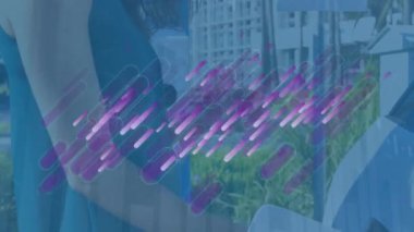 Grafik üzerinde mor çizgiler ve akıllı telefon kullanan beyaz kadın animasyonu. küresel iş, veri işleme ve dijital arayüz kavramı dijital olarak oluşturulmuş video.