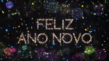 Mutlu yeni yıl metinlerinin animasyonu siyah arka planda altın havai fişekler üzerinde. Yeni yıl, kutlama, parti, gelenek ve mevsimsel olay konsepti dijital olarak oluşturulmuş video.