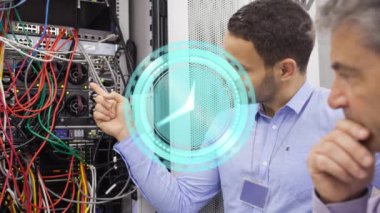 Beyaz erkek işçilerin sunucu odasını incelediği saatin animasyonu. teknoloji, bağlantılar ve dijital arayüz kavramı dijital olarak oluşturulmuş video.