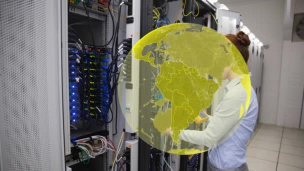 Animation Des Globus Über Eine Kaukasische Arbeiterin Die Den Serverraum — Stockvideo