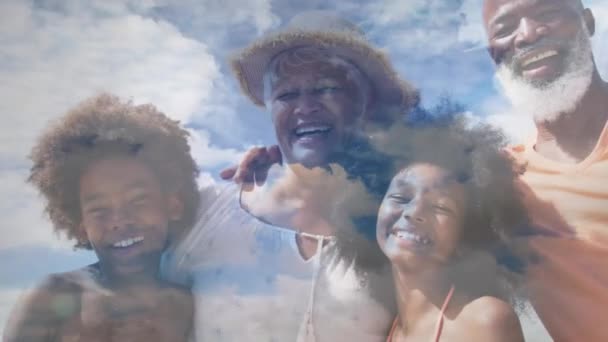 Анімація Щасливої Афроамериканської Сім Обіймається Пляжі Над Хмарами Концепція Дозвілля — стокове відео