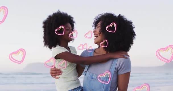 Κινούμενα Σχέδια Ευτυχισμένης Αφροαμερικανής Μητέρας Και Κόρης Που Αγκαλιάζονται Στην — Αρχείο Βίντεο