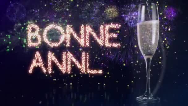 花火とシャンパンのグラスを背景に 新年の挨拶のアニメーション 新しい年の大晦日のパーティーやお祭りやお祝いのコンセプトをデジタルで生成したビデオ — ストック動画